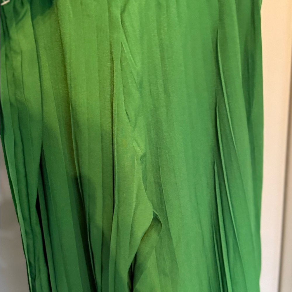 Elegant Green Pleated Wide legs- Never Worn - Picture 7 of 9
